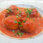 Albóndigas de garbanzos en salsa de tomate casera