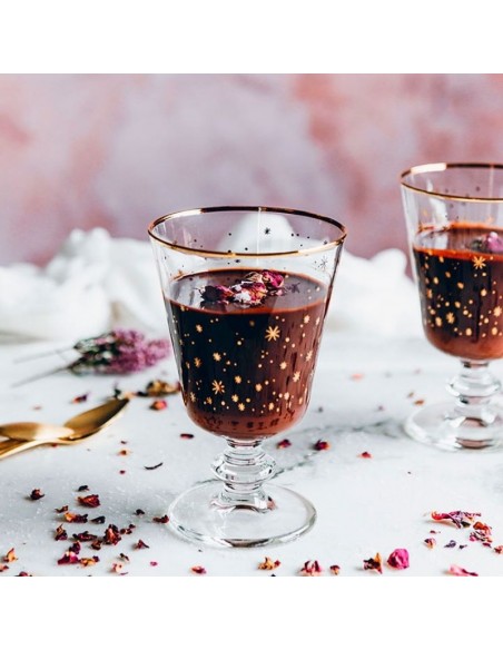 mousse de chocolate con pétalos de rosas
