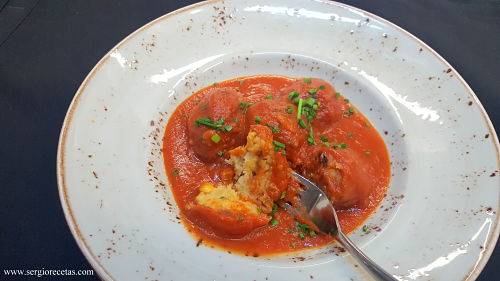 Albóndigas de garbanzos en salsa de tomate casera - receta vegana